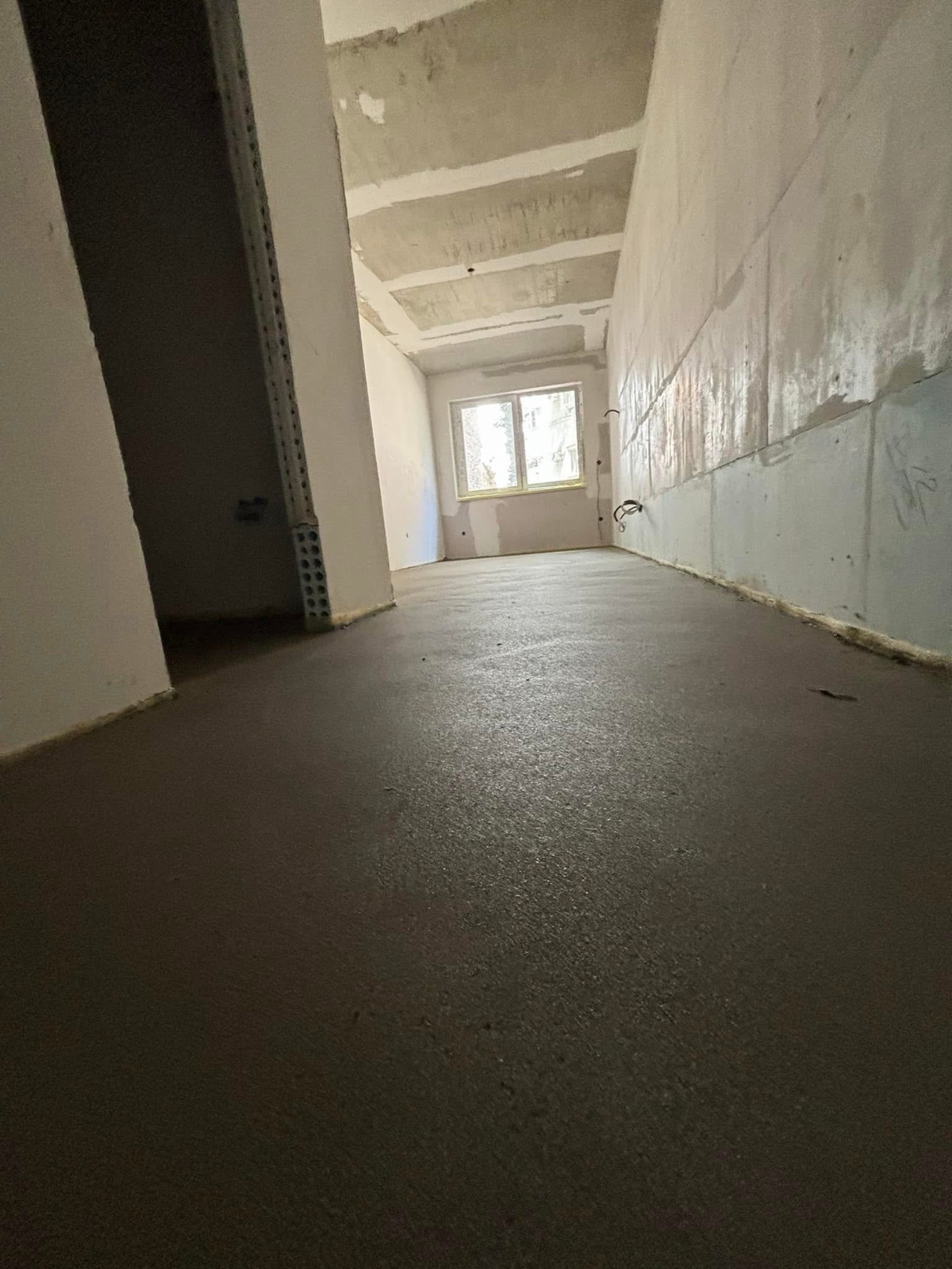 Új építésű ház folyosójának estrich rétege